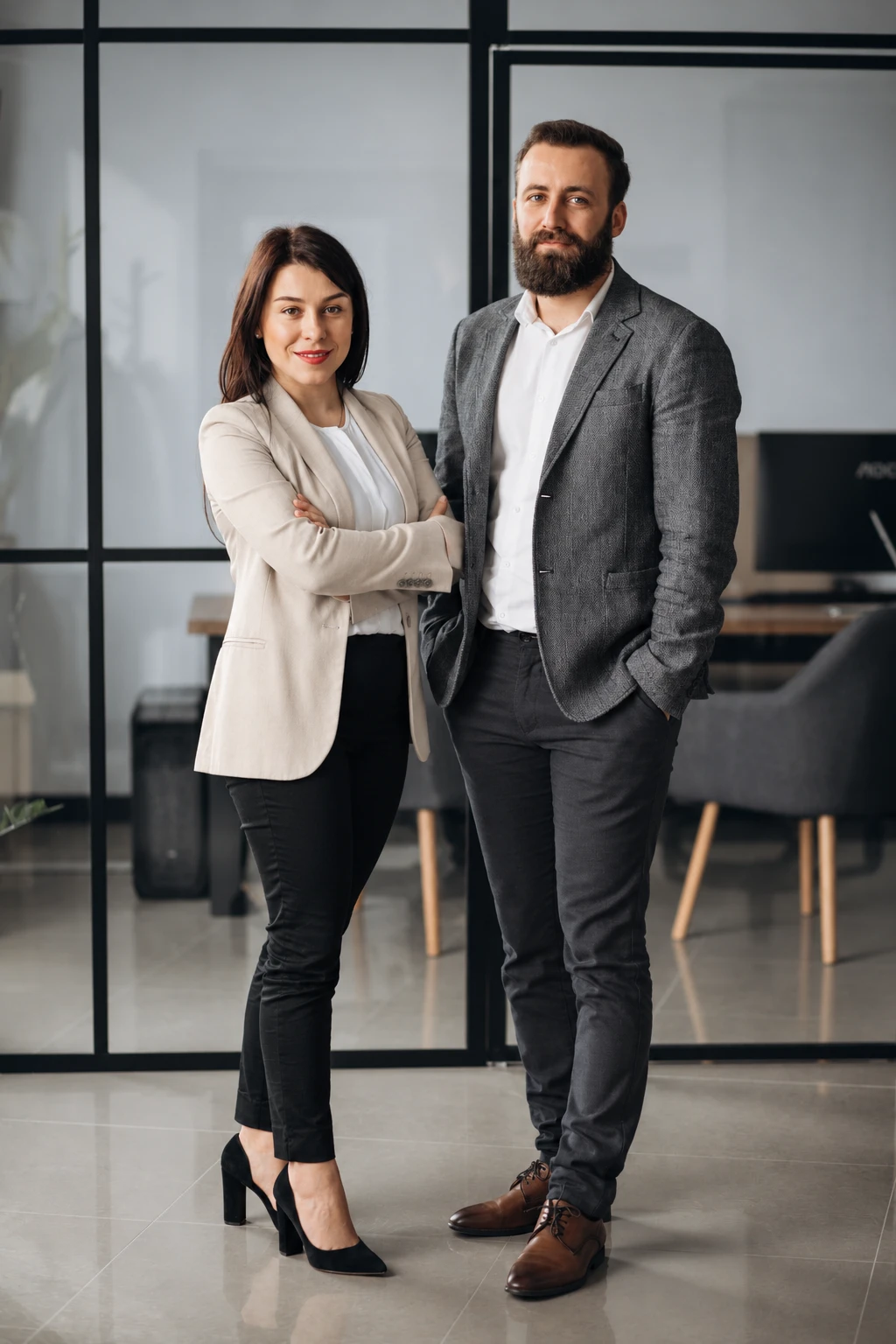 Dois gestores de pé em um escritório, lado a lado, representando a equipe da empresa que conduz o PAEX