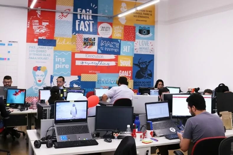Equipe da Siteware reunida no escritório