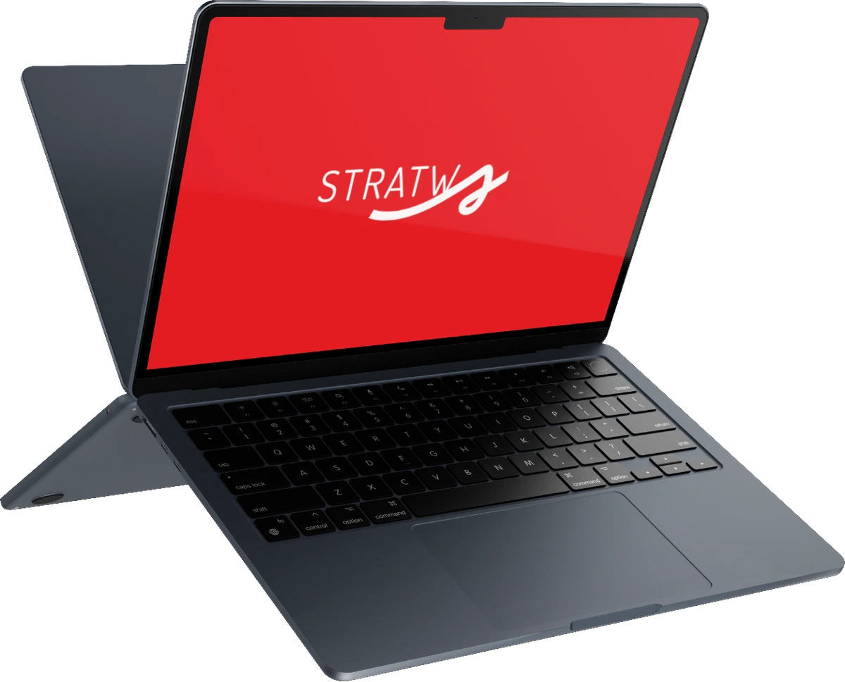 Notebook aberto com a marca Stratws na tela