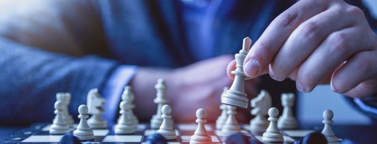 gestor jogando xadrez reflete sobre como saber se sou um bom líder