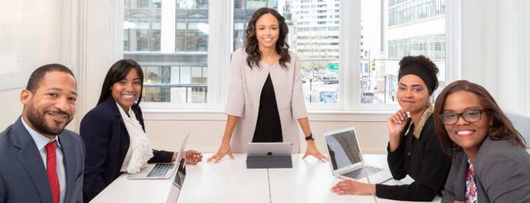 líder conversa com equipe sobre tipos de gestão empresarial